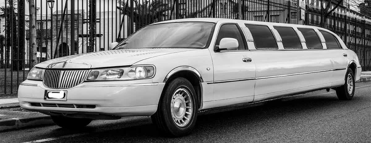 Alquiler limusina blanca Lincoln Town Car en Vitoria