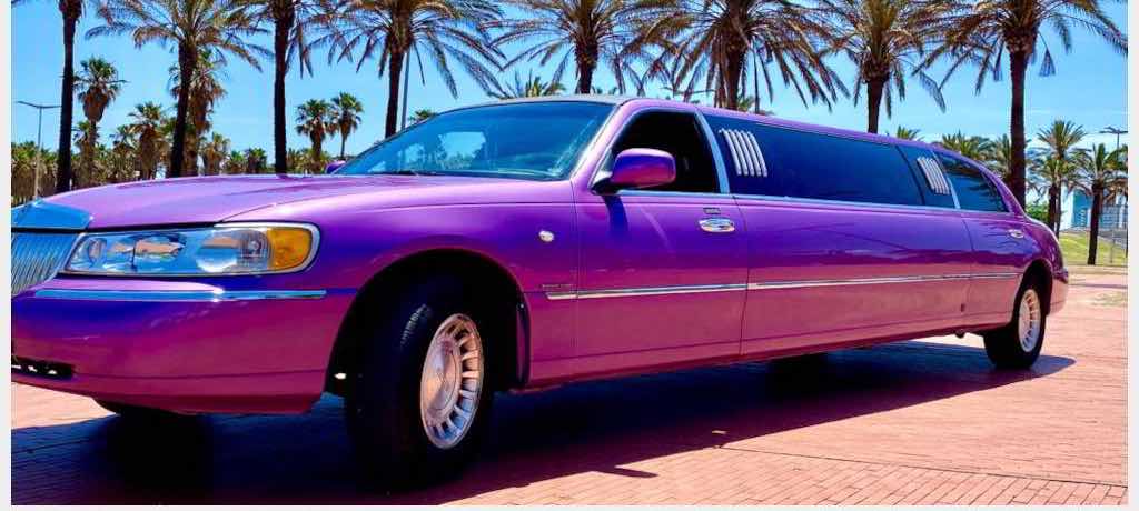 Alquiler limusina rosa / lila Lincoln Town Car en Marbella